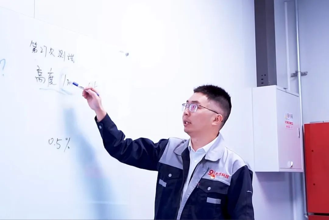致敬劳模 | 从微光夜视到医疗级智能穿戴：王三昭的跨界创新之路