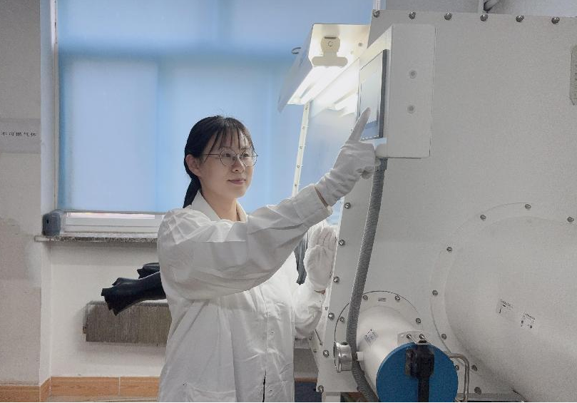 科研一线丨石爽爽：晶体生长虽慢，但每一步都通向光的未来